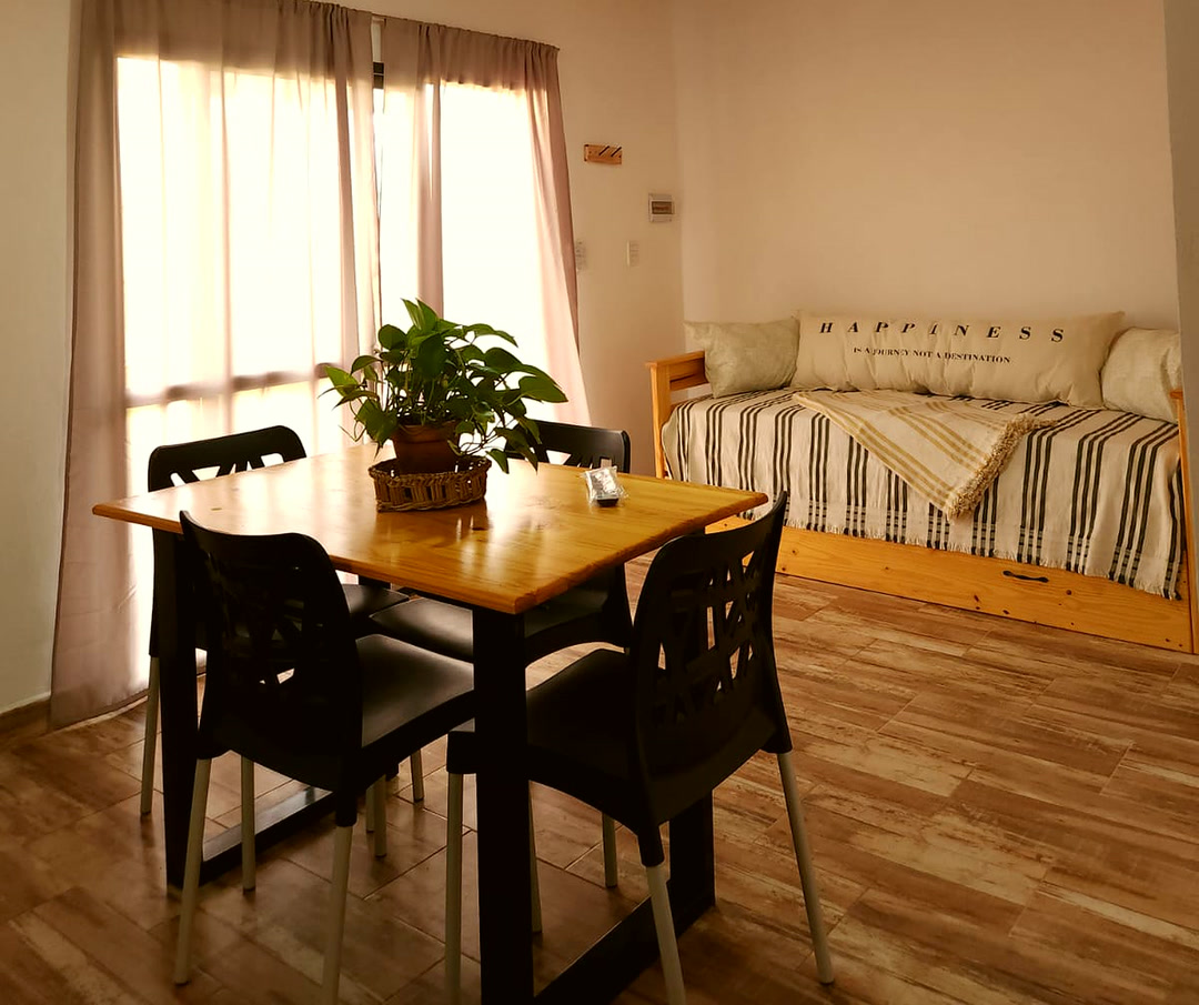 Living-comedor con diván y mesa para cuatro