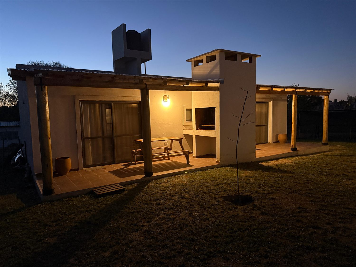 Cabaña iluminada al anochecer