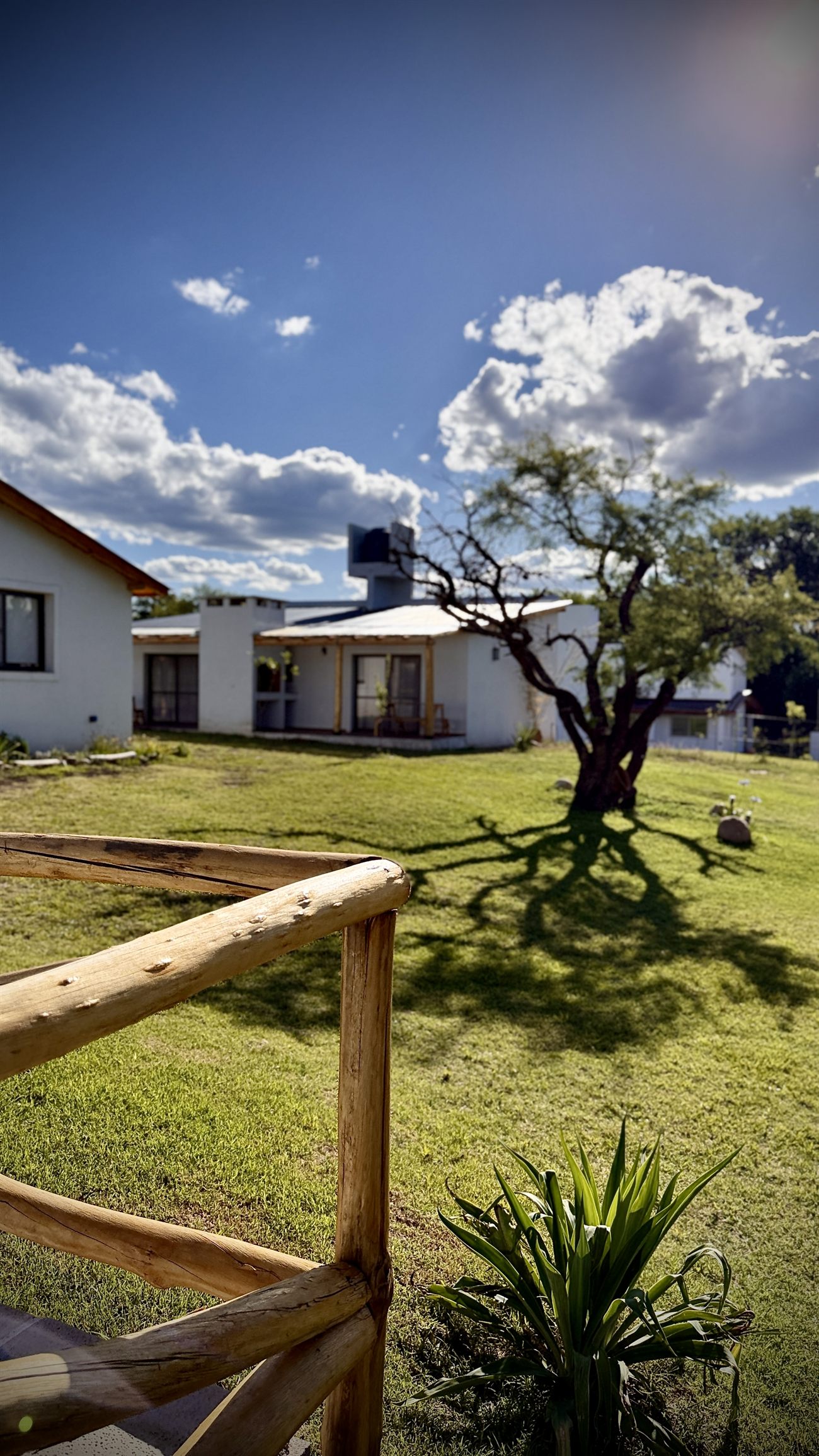 Galería de madera con vista al parque