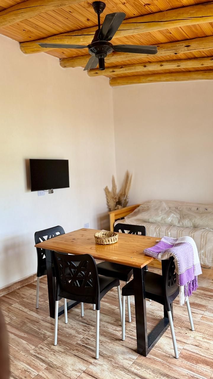 Comedor interior con TV y mesa