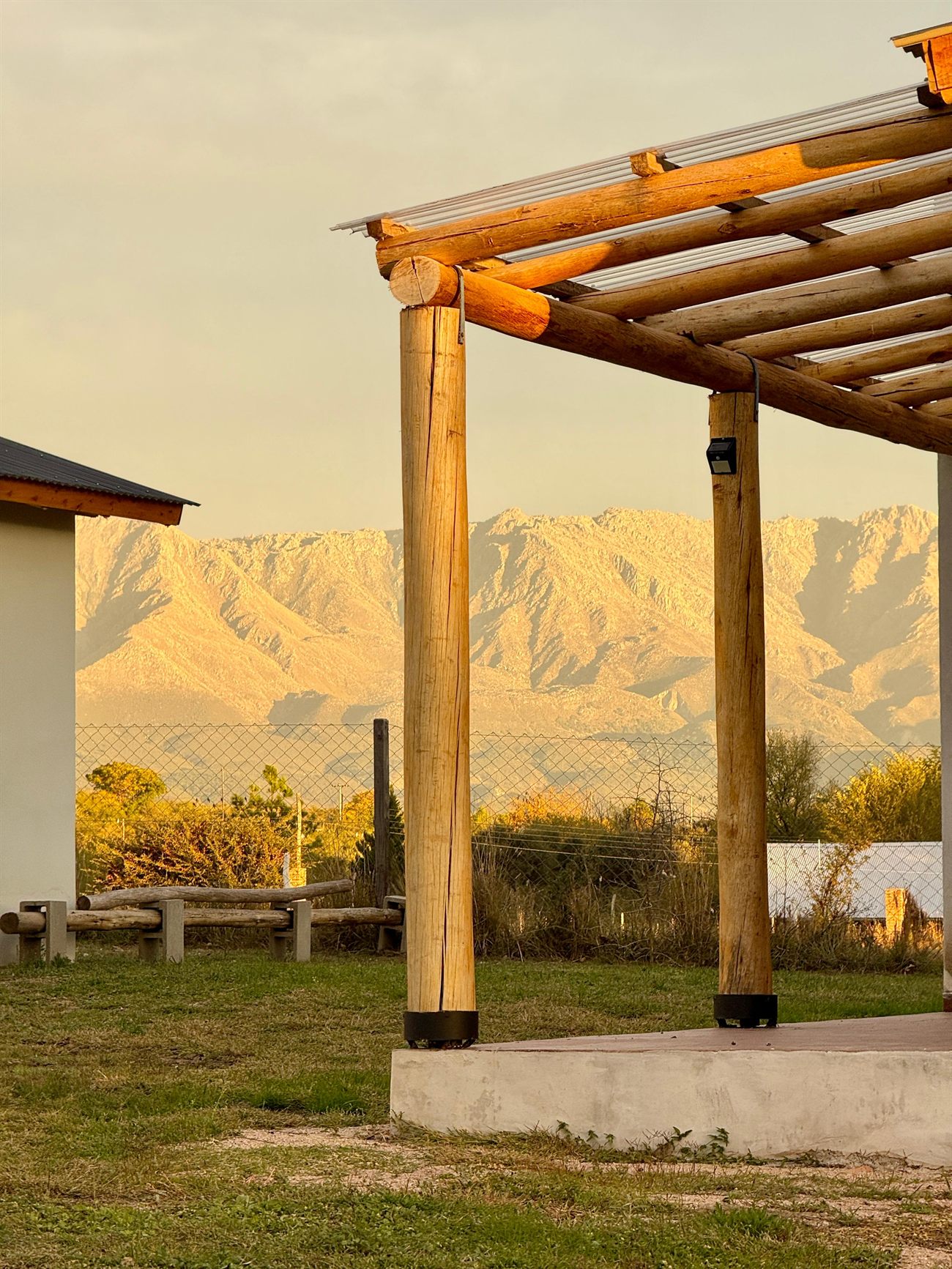Pérgola y sierras al atardecer