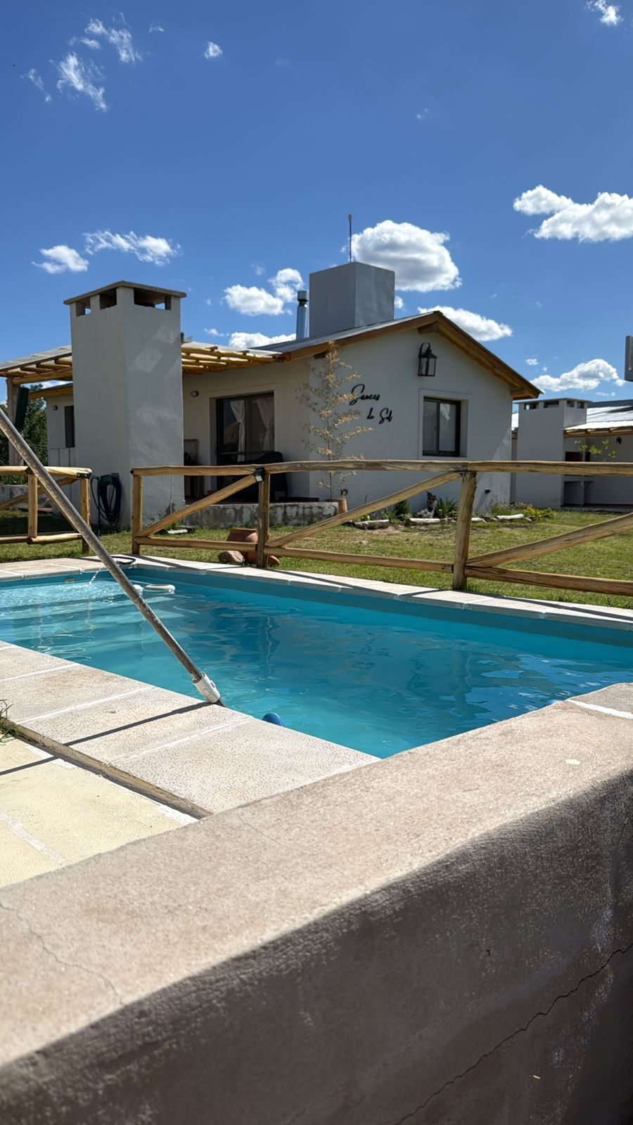 Pileta y cabaña de día